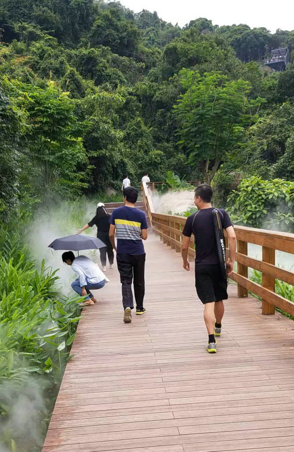 路途中，时而沾花惹草，时而风度翩翩