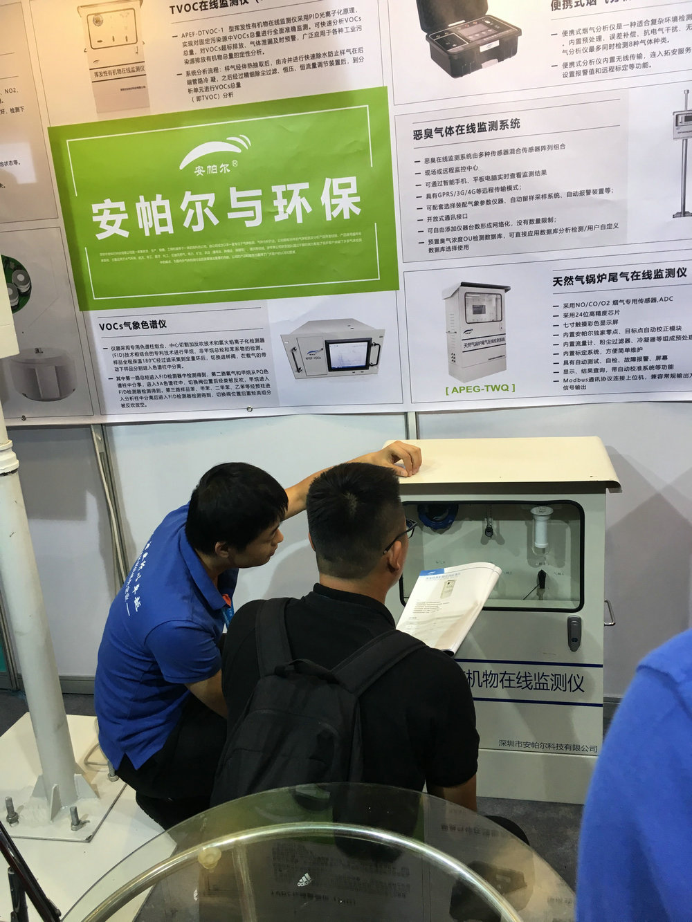 工程师为客户做产品讲解，客户非常感兴趣，触摸CA88的产品